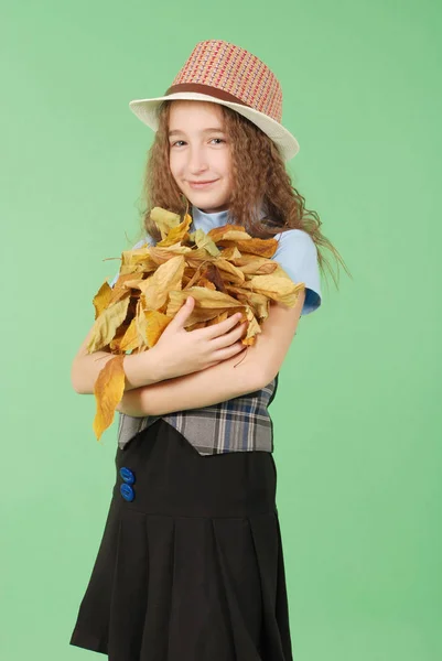 Automne Jeune Fille Tient Automne Feuilles Jaunes Jolie Fille Uniforme — Photo