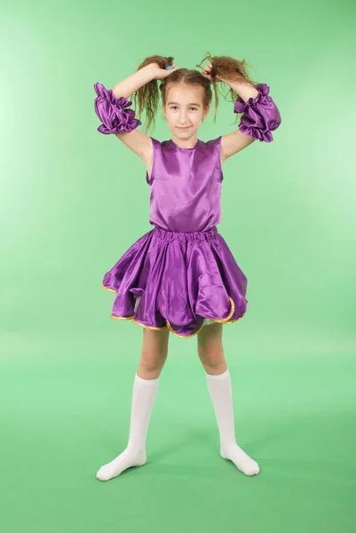 Chica Bonita Posando Para Cámara Vestido Corto Violeta Aislado Verde — Foto de Stock