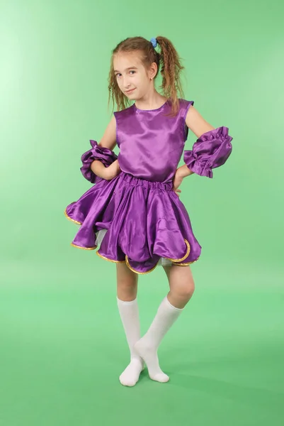 Menina Bonita Posando Para Câmera Vestido Curto Violeta Isolado Verde — Fotografia de Stock