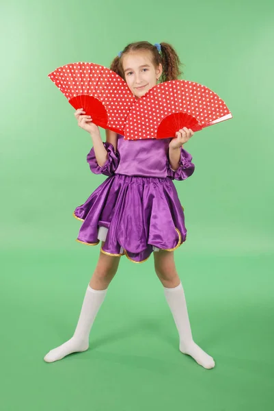 Chica Bonita Posando Para Cámara Vestido Corto Violeta Aislado Verde — Foto de Stock