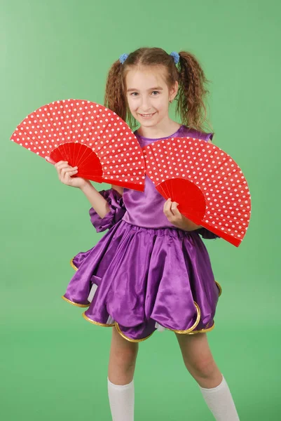 Chica Bonita Posando Para Cámara Vestido Corto Violeta Aislado Verde — Foto de Stock