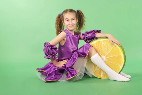 Menina Bonita Posando Para Câmera Vestido Curto Violeta Isolado Verde — Fotografia de Stock