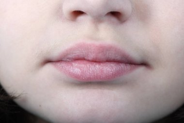 Güzel kız yüz kapatmak yukarıya ve güzel pembe dudaklar