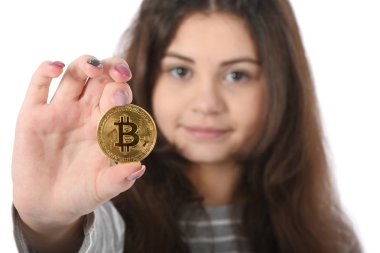 Yeni altın cryptocurrency bitcoin beyaz arka plan üzerinde elinde tutan güzel kız