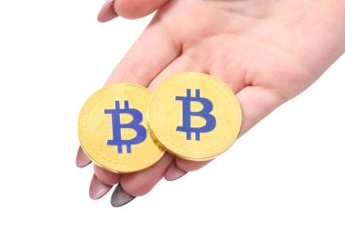 Ellerini tutar ve beyaz arka plan üzerinde elinde kalp iki altın cryptocurrency bitcoin gösterir