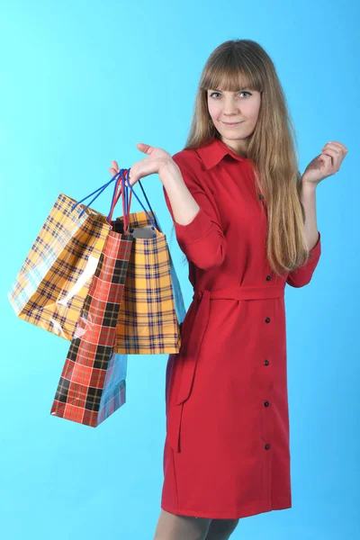 Молодая Красивая Женщина Красном Платье Цветовыми Пакетами Изолированы Синий — стоковое фото