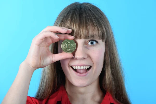 Pretty Girl Sosteniendo Delante Nuevo Bitcoin Criptomoneda Oro Las Manos — Foto de Stock
