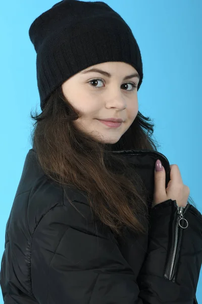 Retrato Hermosa Chica Invierno Chaqueta Negra Sombrero Sobre Fondo Azul — Foto de Stock