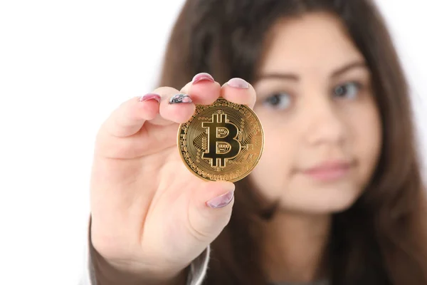 Pretty Girl Sosteniendo Frente Nuevo Bitcoin Criptomoneda Oro Las Manos — Foto de Stock