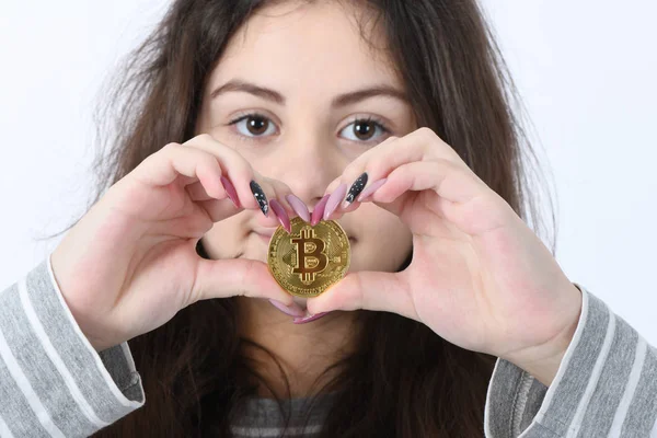 สาวสวยถ อและแสดงห วใจ Cryptocurrency ทองใหม Bitcoin ในม อบนพ นหล ขาว — ภาพถ่ายสต็อก