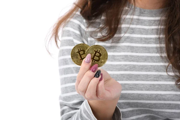 Pretty Girl Sosteniendo Delante Sus Dos Bitcoin Criptomoneda Oro Las — Foto de Stock