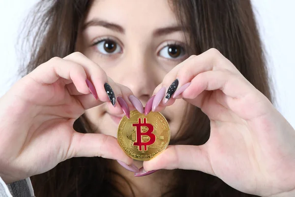 Pretty Girl Sostiene Muestra Corazón Nuevo Bitcoin Criptomoneda Oro Las — Foto de Stock
