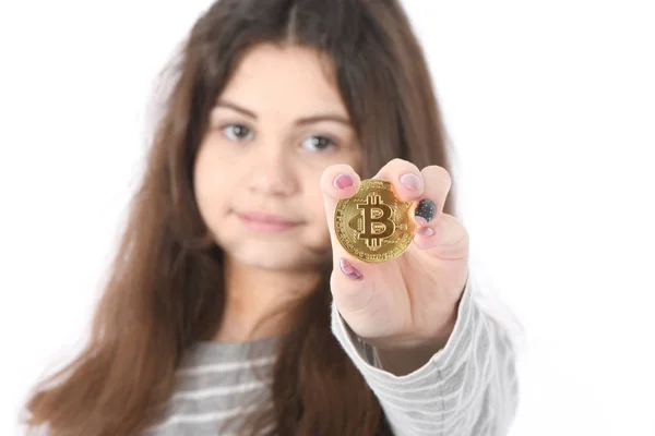 Pretty Girl Sosteniendo Frente Nuevo Bitcoin Criptomoneda Oro Las Manos — Foto de Stock