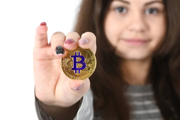 Pretty Girl Sosteniendo Frente Nuevo Bitcoin Criptomoneda Oro Las Manos — Foto de Stock