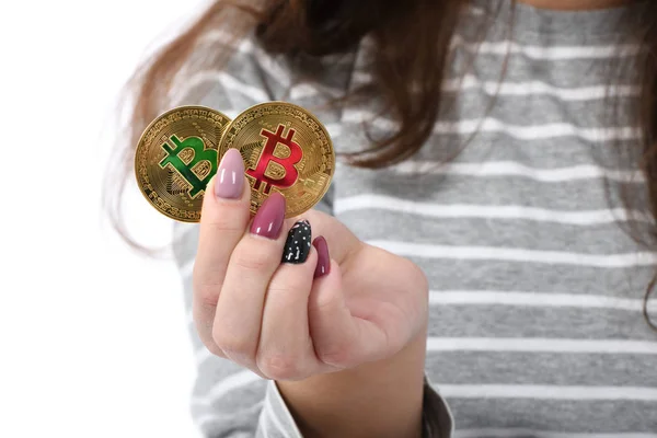 Pretty Girl Sosteniendo Delante Sus Dos Bitcoin Criptomoneda Oro Las — Foto de Stock
