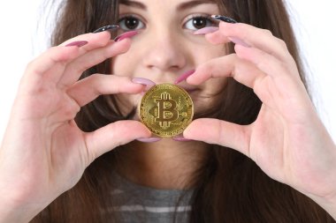 Güzel kız onun önünde tutan yeni altın cryptocurrency bitcoin beyaz arka plan üzerinde eller