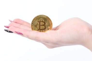 Ellerini tutar ve kalp altın cryptocurrency bitcoin beyaz arka plan üzerinde eller gösterir