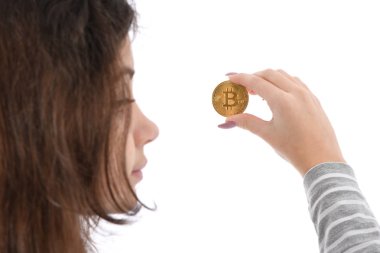 Yeni altın cryptocurrency bitcoin beyaz arka plan üzerinde elinde tutan güzel kız