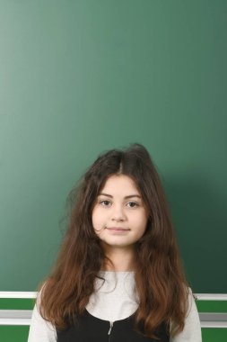 Liseli kızlar yeşil okul yönetimi üzerinde gülümseyen