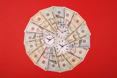 Saat ve doları kavramı. Mandala kaleydoskop para üzerinden tarih saat. Soyut para arka plan tarama deseni tekrar mandala daire. Kırmızı zemin üzerine.