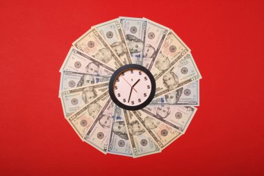 Saat ve doları kavramı. Mandala kaleydoskop para üzerinden tarih saat. Soyut para arka plan tarama deseni tekrar mandala daire. Kırmızı zemin üzerine.