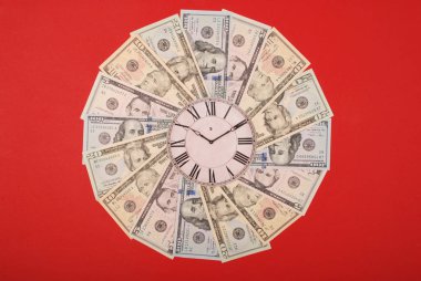 Saat ve doları kavramı. Mandala kaleydoskop para üzerinden tarih saat. Soyut para arka plan tarama deseni tekrar mandala daire. Kırmızı zemin üzerine.