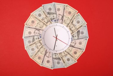 Saat ve doları kavramı. Mandala kaleydoskop para üzerinden tarih saat. Soyut para arka plan tarama deseni tekrar mandala daire. Kırmızı zemin üzerine.