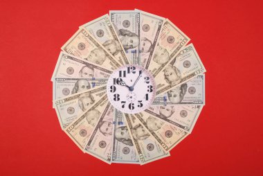 Saat ve doları kavramı. Mandala kaleydoskop para üzerinden tarih saat. Soyut para arka plan tarama deseni tekrar mandala daire. Kırmızı zemin üzerine.