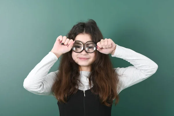 Una Colegiala Sonriente Sobre Fondo Verde Joven Chica Juguetona Sostiene —  Fotos de Stock