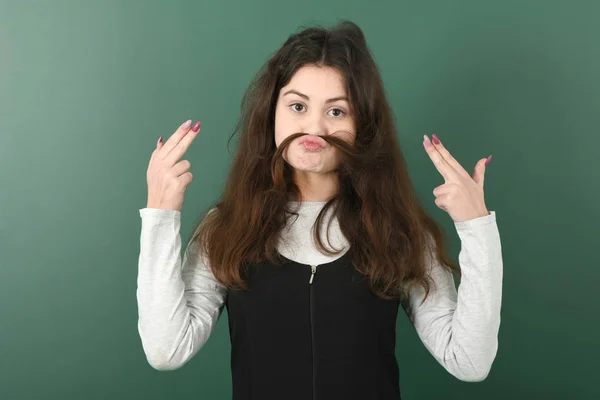 Una Colegiala Sonriente Sobre Fondo Verde Joven Chica Juguetona Haciendo — Foto de Stock