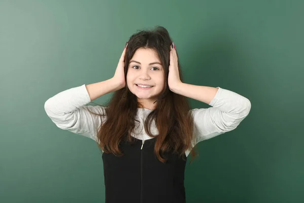 Una Colegiala Sonriente Sobre Fondo Verde Joven Chica Juguetona Cierra — Foto de Stock