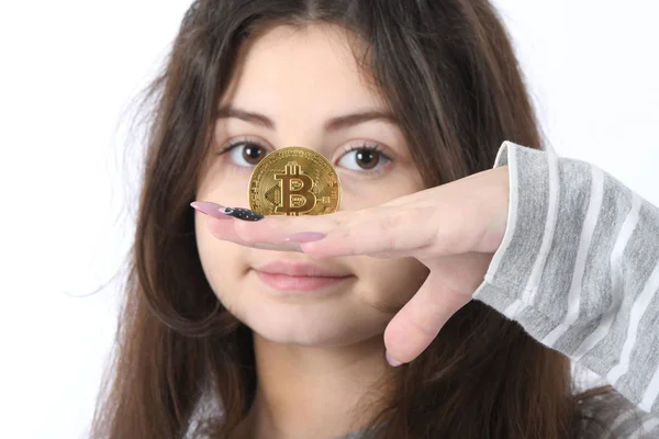 Pretty Girl Sosteniendo Delante Nuevo Bitcoin Criptomoneda Oro Las Manos — Foto de Stock