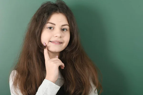 Liseli Kızlar Gülümseyen Onun Yanak Yeşil Arka Plan Üzerinde Gösterir — Stok fotoğraf