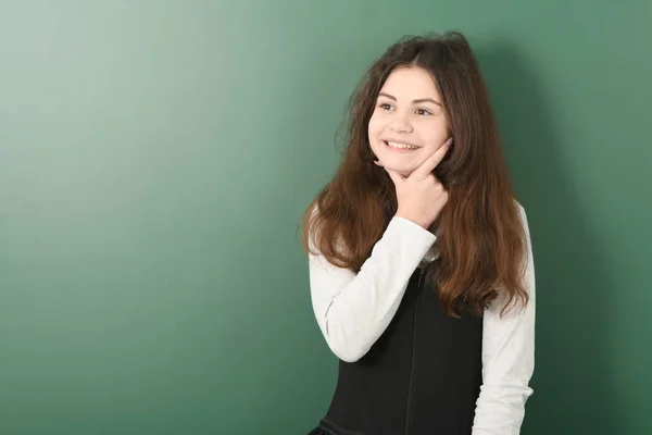 Sonriente Colegiala Muestra Mejilla Fondo Verde — Foto de Stock