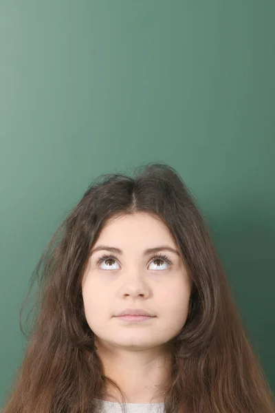 Pequeña Colegiala Sonriente Junta Escolar Verde — Foto de Stock