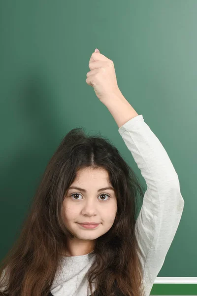Χαμογελώντας Μικρή Μαθήτρια Πράσινο Φόντο Παιχνιδιάρικο Κορίτσι Κρατά Χέρι Πάνω — Φωτογραφία Αρχείου