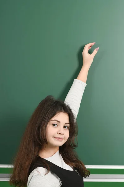 Uma Colegial Sorridente Fundo Verde Jovem Menina Brincalhão Segura Sua — Fotografia de Stock