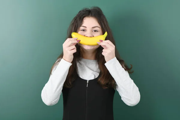 Una Colegiala Sonriente Sobre Fondo Verde Joven Juguetona Chica Sostiene — Foto de Stock