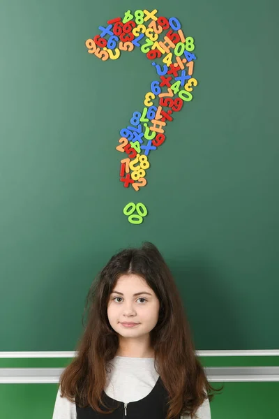 Uma Colegial Sorridente Quadro Escola Verde Ponto Interrogação Magnético Está — Fotografia de Stock