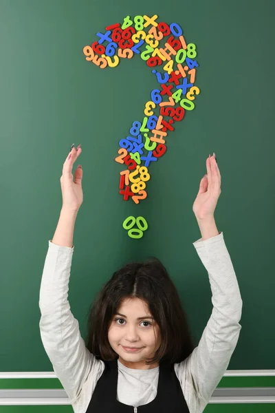 Una Colegiala Sonriente Junta Escolar Verde Signo Interrogación Magnético Está — Foto de Stock