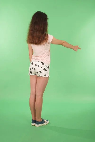 Πλευρά Άποψη Νεαρή Κοπέλα Σήκωσε Χέρι Στο Τοίχο Απομονωμένα Πράσινο — Φωτογραφία Αρχείου