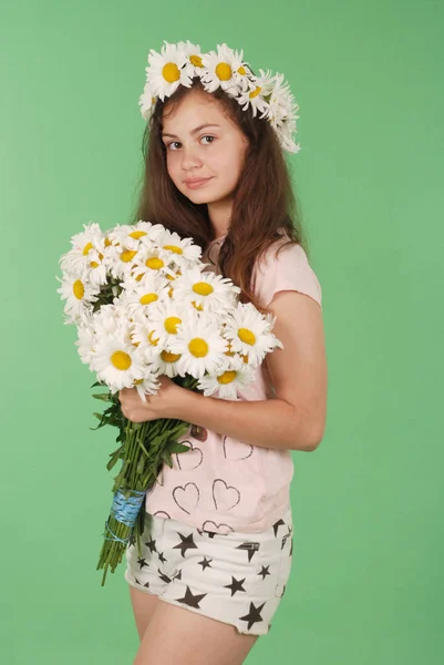 Menina Bonita Com Grinalda Camomila Fundo Verde — Fotografia de Stock