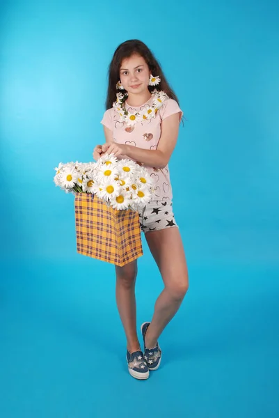 Hermosa Chica Con Corona Manzanilla Sobre Fondo Azul —  Fotos de Stock