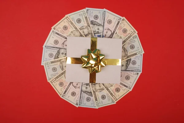 从金钱中得到的曼陀罗万花筒上的礼物 抽象金钱背景光栅图案重复曼陀罗圆圈 在红色背景 — 图库照片