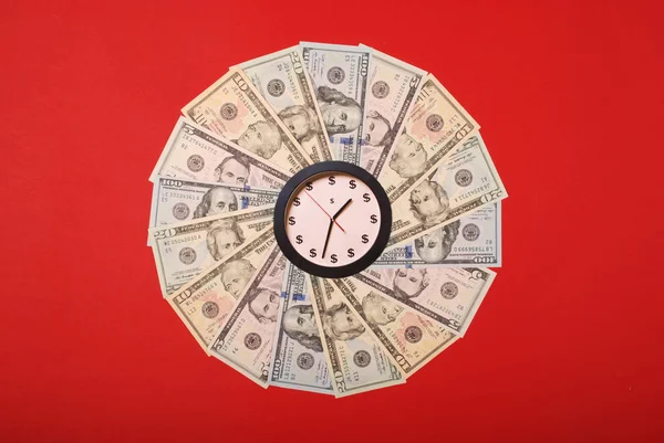 時計とドルの概念 お金からマンダラ万華鏡にクロックします 抽象的なお金背景ラスター パターン繰り返しマンダラ円 赤の背景に — ストック写真