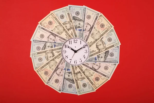 時計とドルの概念 お金からマンダラ万華鏡にクロックします 抽象的なお金背景ラスター パターン繰り返しマンダラ円 赤の背景に — ストック写真