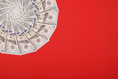 Mandala kaleydoskop para üzerinden. Soyut para arka plan tarama deseni tekrar mandala daire. Kırmızı zemin üzerine.