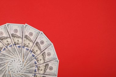 Mandala kaleydoskop para üzerinden. Soyut para arka plan tarama deseni tekrar mandala daire. Kırmızı zemin üzerine.