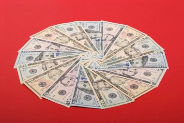 Para izole kırmızı zemin üzerine bir daire şeklinde