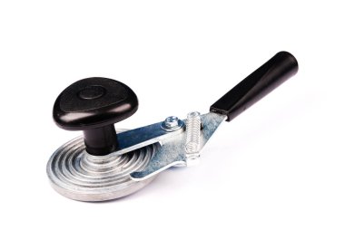 Makine metal kapaklar cam kavanoz beyaz arka plan üzerinde haddeleme için.